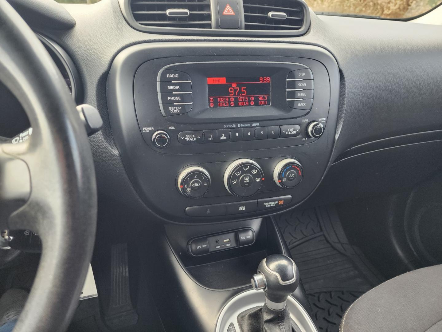 2016 WHITE /Black Kia Soul Base (KNDJN2A2XG7) with an 1.6 4cyl. engine, Automatic transmission, located at 1221 Madison St., Shelbyville, TN, 37160, (931) 680-9439, 0.000000, 0.000000 - Photo#6